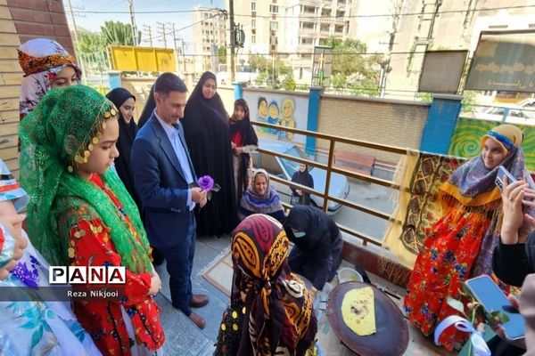 بازدید مسئولان از نمایشگاه طرح جابربن‌حیان ناحیه یک بهارستان