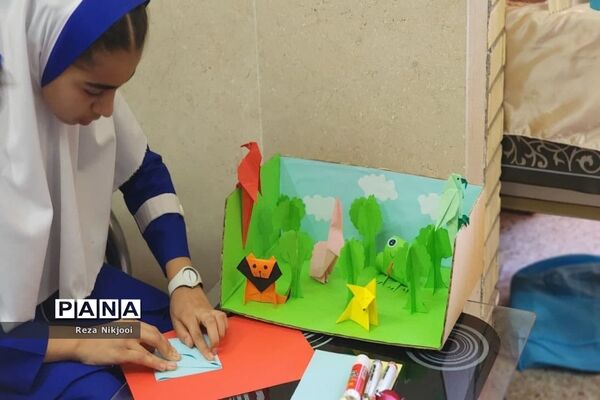 بازدید مسئولان از نمایشگاه طرح جابربن‌حیان ناحیه یک بهارستان