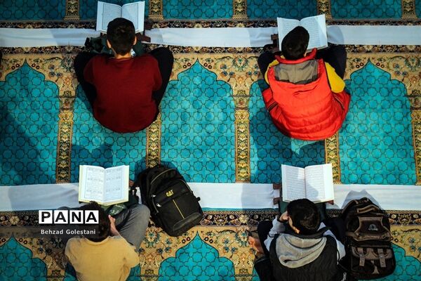 محفل دانش‌آموزی انس با قرآن در ارومیه