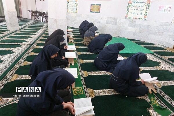 محفل انس با قرآن در دبیرستان شاهد تقوا پیشگان