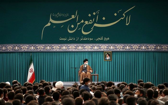 راه روشن انقلاب را با جدیت دنبال کنید