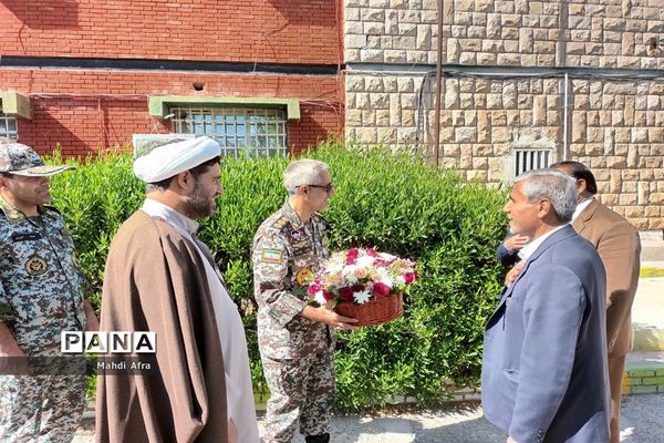 دیدار مسئولین آموزش و پرورش با فرمانده پدافند هوایی بهبهان بمناسبت روز ارتش