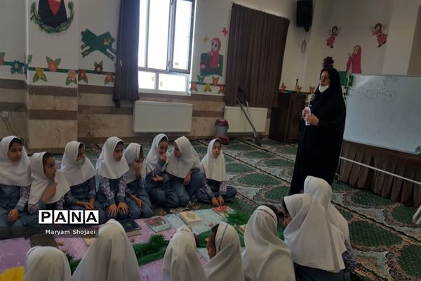 محفل انس با قرآن دبستان دخترانه اندیشه ناحیه یک یزد