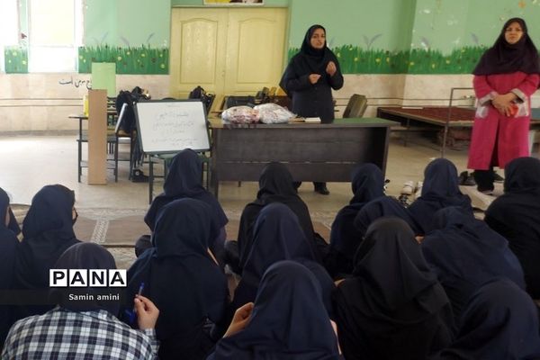 کارگاه آموزشی بهداشت و سلامت بلوغ ویژه دانش‌آموزان در مدرسه حضرت خدیجه(س) رودهن