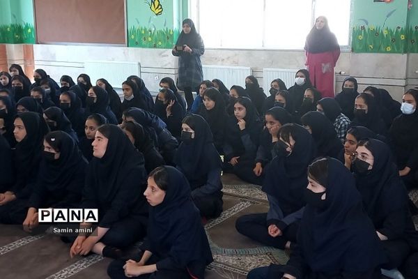 کارگاه آموزشی بهداشت و سلامت بلوغ ویژه دانش‌آموزان در مدرسه حضرت خدیجه(س) رودهن