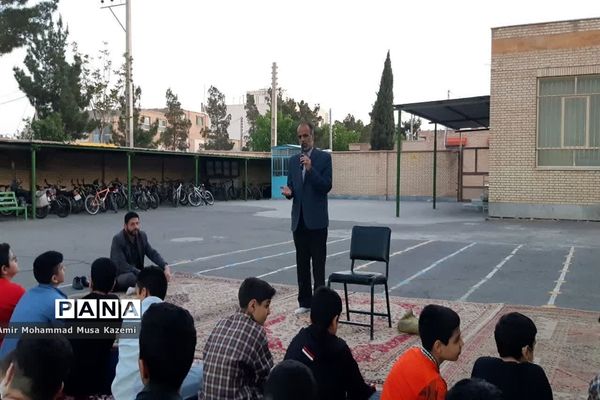 ضیافت افطاری و محفل انس با قرآن در دبیرستان شهید صادقی نایین