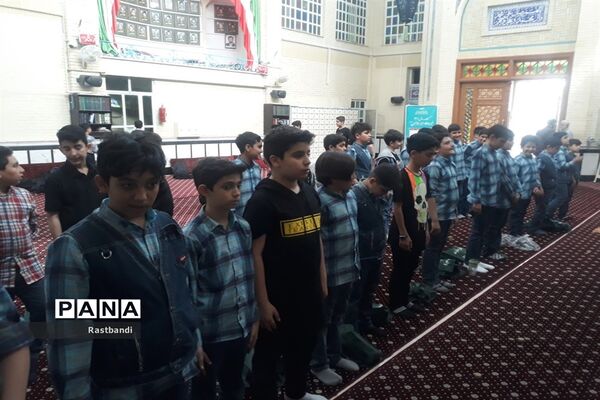 برپایی نماز جماعت و محفل انس با قرآن دانش‌آموزان در منطقه ۱۳