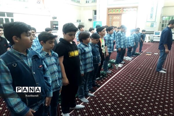 برپایی نماز جماعت و محفل انس با قرآن دانش‌آموزان در منطقه ۱۳