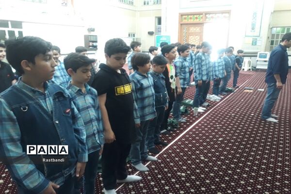 برپایی نماز جماعت و محفل انس با قرآن دانش‌آموزان در منطقه ۱۳