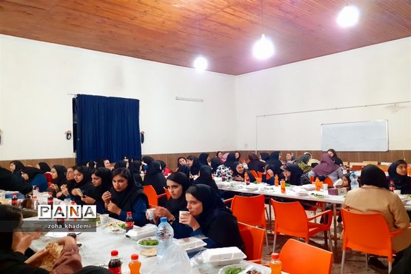 ضیافت افطاری  در دبیرستان شهید ملک‌زاده آمل