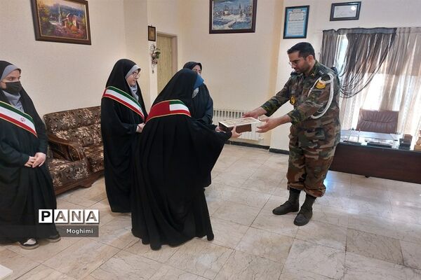 قدردانی از فرماندهان  کوی زینبیه توسط کادر آموزشگاهی دبیرستان شاهد حجاب منطقه ۱۳