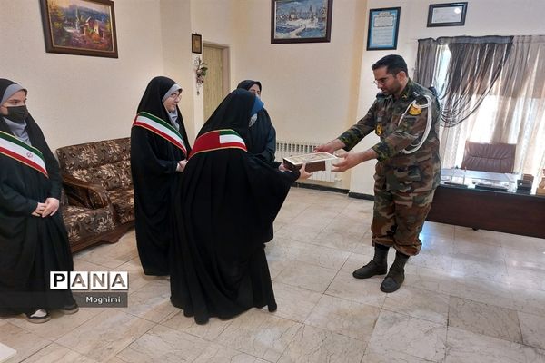 قدردانی از فرماندهان  کوی زینبیه توسط کادر آموزشگاهی دبیرستان شاهد حجاب منطقه ۱۳
