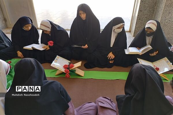 هدیه ای از جنس نور تقدیم به سردار دلها در محفل انس با قرآن دبستان حاج یدالله پسران یزد