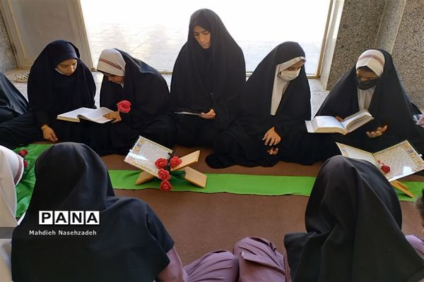 هدیه ای از جنس نور تقدیم به سردار دلها در محفل انس با قرآن دبستان حاج یدالله پسران یزد