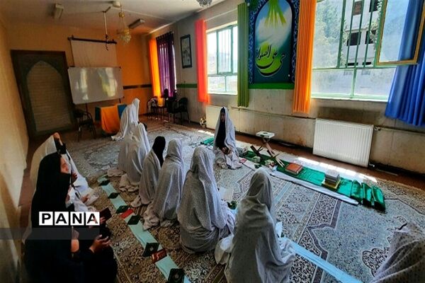 ویژه برنامه‌های دلنشین و پرمحتوا ویژه ماه مبارک رمضان در دبیرستان شرافت ساوجبلاغ