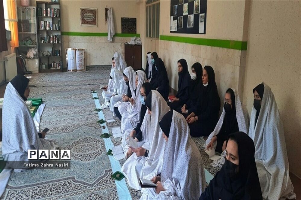 ویژه برنامه‌های دلنشین و پرمحتوا ویژه ماه مبارک رمضان در دبیرستان شرافت ساوجبلاغ