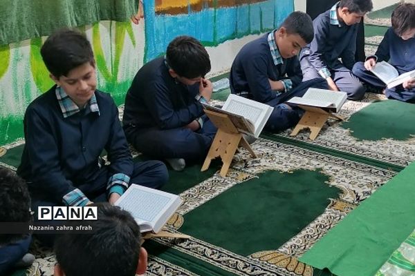 برگزاری محفل انس با قرآن در دبستان شهدای کریتون ۲ رودهن