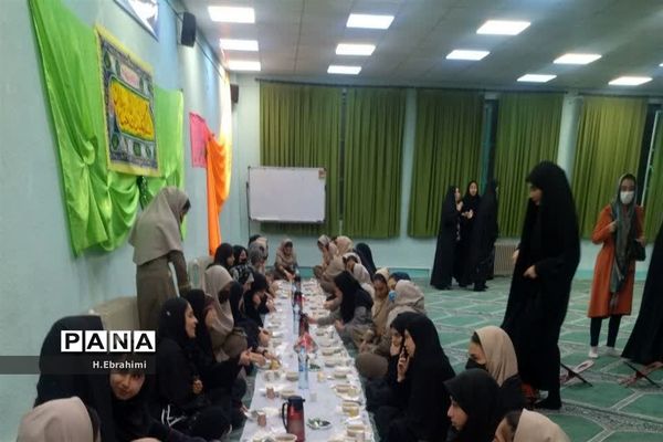 ضیافت افطار دانش‌آموزی در منطقه ۱۵