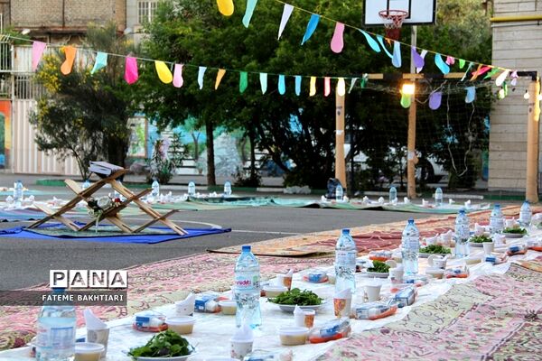 مراسم افطاری در دبیرستان حضرت زینب(س) ناحیه یک شهرری