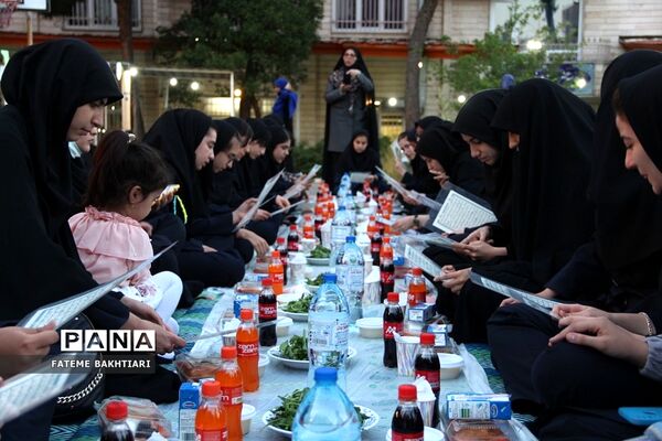 مراسم افطاری در دبیرستان حضرت زینب(س) ناحیه یک شهرری