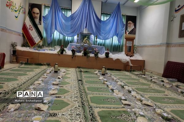 برگزاری ضیافت افطاری در دبیرستان شاهد‌ کوثر شهرستان رباط‌کریم