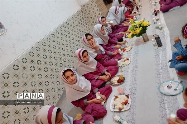 ضیافت افطاری در دبستان عفت ابرکوه