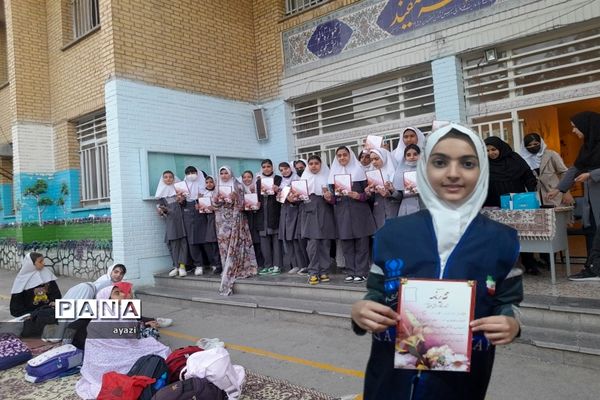 مراسم نماز جماعت و ضیافت افطاری و تقدیر از دانش‌آموزان برتر در مدرسه شیخ مفید