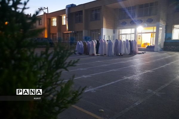 مراسم نماز جماعت و ضیافت افطاری و تقدیر از دانش‌آموزان برتر در مدرسه شیخ مفید