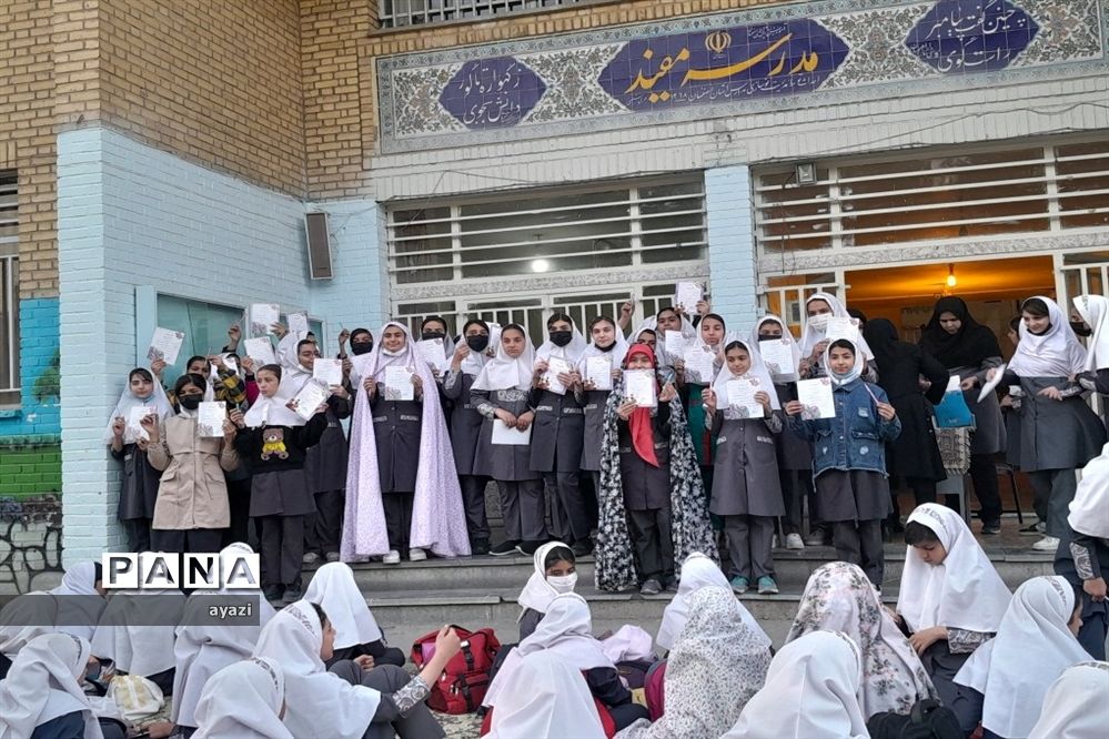 مراسم نماز جماعت و ضیافت افطاری و تقدیر از دانش‌آموزان برتر در مدرسه شیخ مفید