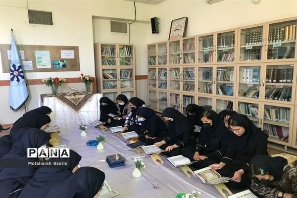 محفل جزء‌خوانی قرآن‌کریم درآموزشگاه فرزانگان نوبت اول اسلامشهر