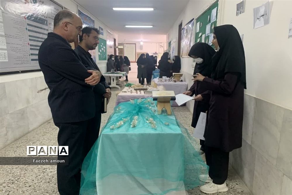 بازدید رئیس سمپاد یزد از غرفه‌های کنگره قرآنی دبیرستان دوره دوم فرزانگان یزد