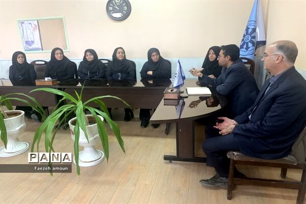 بازدید رئیس سمپاد یزد از غرفه‌های کنگره قرآنی دبیرستان دوره دوم فرزانگان یزد