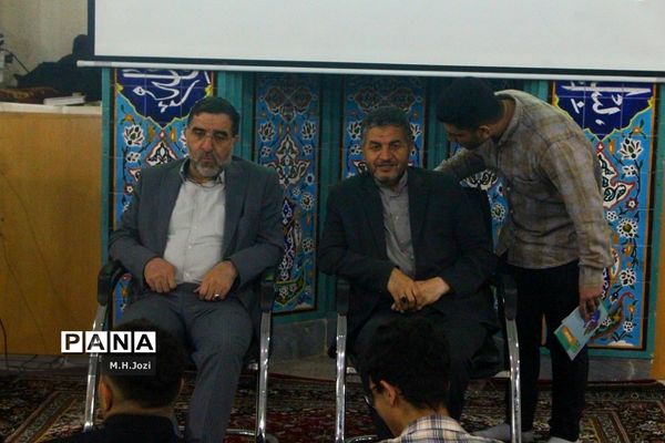 نشست تریبون آزاد دانش‌آموزی در دبیرستان شاهد جواد الائمه قم