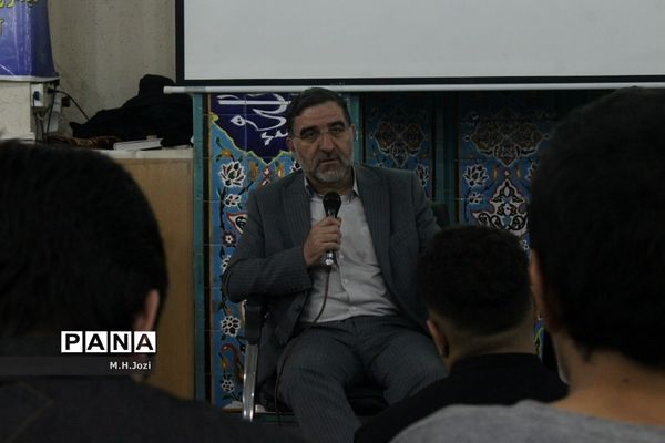 نشست تریبون آزاد دانش‌آموزی در دبیرستان شاهد جواد الائمه قم