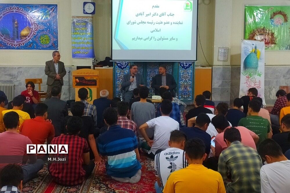 نشست تریبون آزاد دانش‌آموزی در دبیرستان شاهد جواد الائمه قم