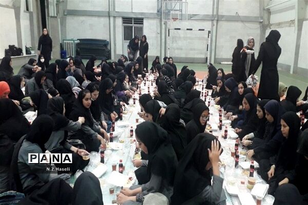 دورهمی دانش‌آموزان دبیرستان حضرت خدیجه قم در آخرین افطار ماه رمضان
