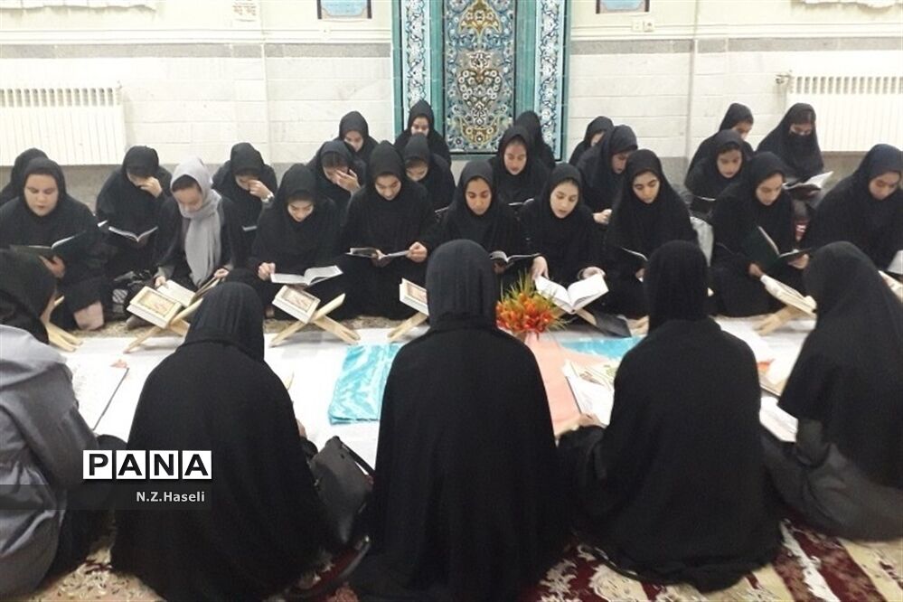 دورهمی دانش‌آموزان دبیرستان حضرت خدیجه قم در آخرین افطار ماه رمضان