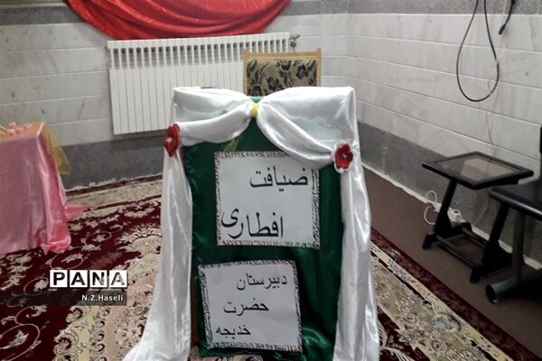 دورهمی دانش‌آموزان دبیرستان حضرت خدیجه قم در آخرین افطار ماه رمضان