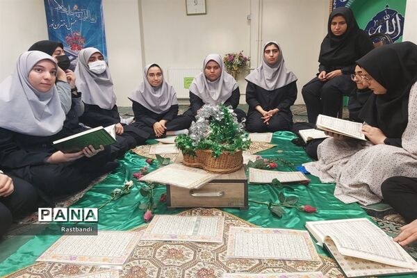 محفل انس با قرآن در دبیرستان شهیده معصومه قزوینی