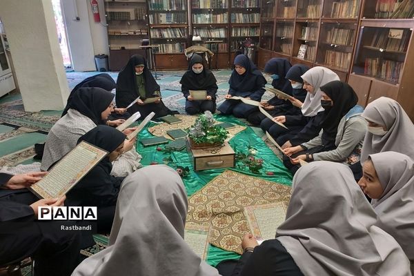 محفل انس با قرآن در دبیرستان شهیده معصومه قزوینی