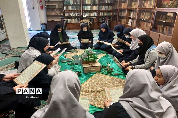 محفل انس با قرآن در دبیرستان شهیده معصومه قزوینی