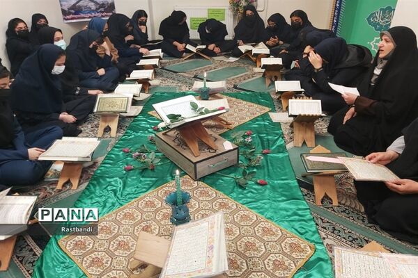 محفل انس با قرآن در دبیرستان شهیده معصومه قزوینی