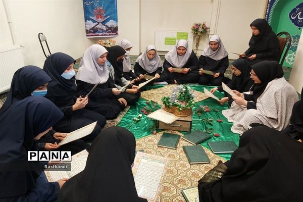 محفل انس با قرآن در دبیرستان شهیده معصومه قزوینی