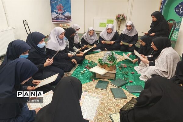 محفل انس با قرآن در دبیرستان شهیده معصومه قزوینی