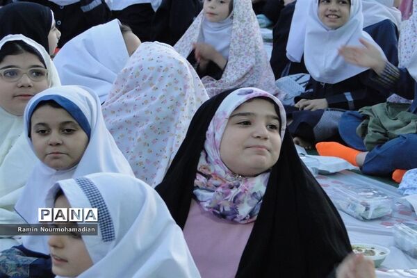 افطاری صمیمی دختران دانش آموز منطقه۹