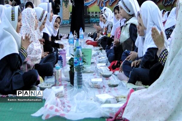 افطاری صمیمی دختران دانش آموز منطقه۹