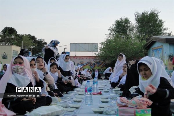 افطاری صمیمی دختران دانش آموز منطقه۹