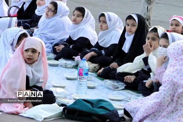 افطاری صمیمی دختران دانش آموز منطقه۹