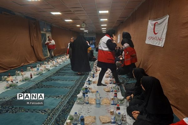 افطار در پایگاه هلال احمر