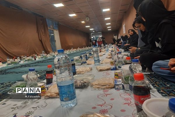 افطار در پایگاه هلال احمر